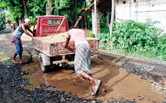 যন্ত্রণার খন্দপথে ভিলেন পুরসভা