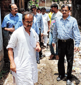 রামপুরহাটে পুরনো হাসপাতাল পরিদর্শন করছেন আশিস বন্দ্যোপাধ্যায় ও আধিকারিকেরা।—নিজস্ব চিত্র।