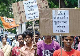 অমিত চক্রবর্তী খুনে অভিযুক্তদের ধরার দাবিতে দুবরাজপুরে বিজেপির মৌনী মিছিল। বুধবার তোলা নিজস্ব চিত্র।