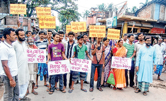 প্রতিবাদী বাসিন্দারা। দেগঙ্গায় তোলা নিজস্ব চিত্র।