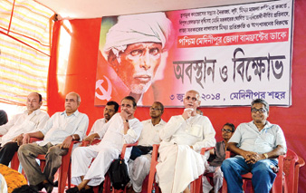 বৃষ্টি মাথায় নিয়েই অবস্থান বামেদের