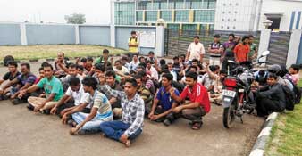 কাজ হারিয়ে অস্থায়ী কর্মীদের বিক্ষোভ খড়্গপুরের কারখানায়