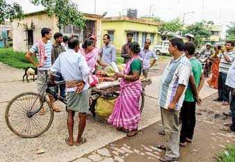 হাসপাতাল থেকে নিয়ে যাওয়া হচ্ছে রোগীদের।—নিজস্ব চিত্র।