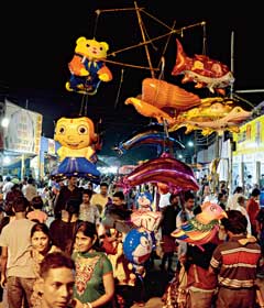 রোদ উঠতেই জমে উঠল রথের মেলা