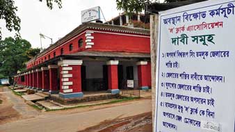 কর্মবিরতিতে মুহুরিরা, অচল জেলা আদালত