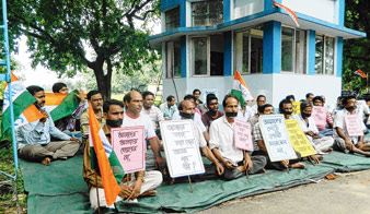 প্রশিক্ষিত রক্ষীদের ঢুকতে বাধা