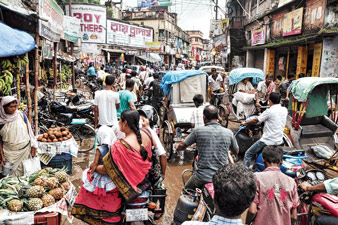 ভিড়ে ঠাসা পথ। শহরের গুরুত্বপূর্ণ চৌরাস্তা মোড়ে প্রতিদিনের দৃশ্য। ছবি: বিশ্বজিৎ রায়চৌধুরী।