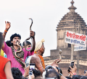 কাঁধে সাপ, গলায় গান, ঝাঁপানে ভিড়