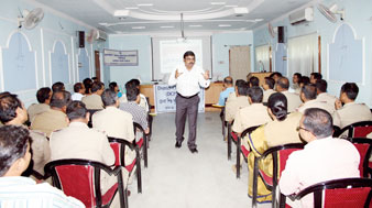 শিশুকে হাতকড়া নয়, শিবিরে জানল পুলিশ