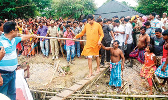 সন্দেশখালির মসজিদ বাড়ির রিং বাঁধ পরিদর্শন করে ফিরছেন সেচমন্ত্রী রাজীব বন্দ্যোপাধ্যায়। শনিবার নির্মল বসুর তোলা ছবি।