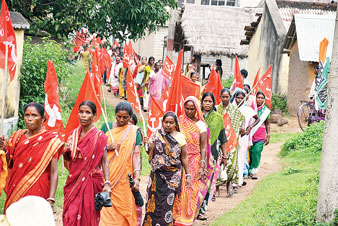 দুর্গাপুরের প্রতাপপুরের বাঁশিয়া গ্রামে বন্ধ হয়ে যাওয়া কাগজকল ফের চালু ও সিন্ডিকেটের দৌরাত্ম্য বন্ধের দাবিতে রবিবার মিছিল করল সিপিএম। ছবি তুলেছেন বিশ্বনাথ মশান।