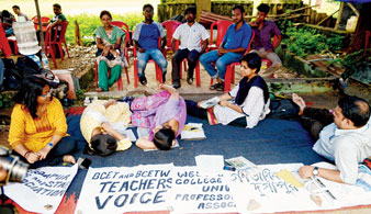 বৈঠকে অচলাবস্থা কাটল কলেজে