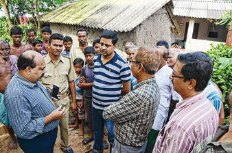 বাড়ির মালিকদের সঙ্গে কথা বলছেন মহকুমাশাসক। —নিজস্ব চিত্র।