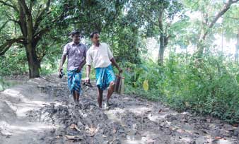 কাদা মাড়িয়ে স্কুলে আসতে সঙ্গে নিতে হয় বাড়তি পোশাক