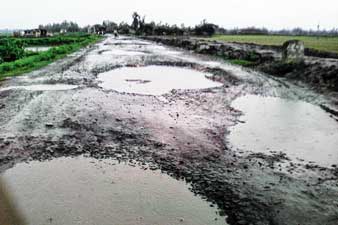 ভোগান্তি এই রাস্তা নিয়েই। নিজস্ব চিত্র।