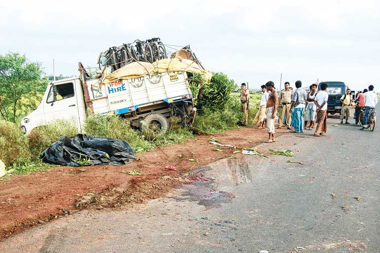 ঘুমের ঘোরেই লরির চাকায় পিষ্ট হয়ে মৃত্যু