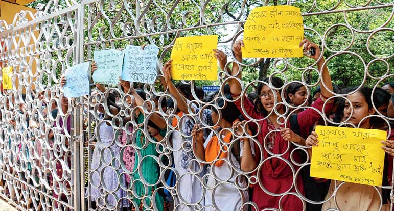 হস্টেলের দায়িত্বপ্রাপ্ত শিক্ষিকার সমর্থনে সরব গোপ কলেজের ছাত্রীরা।