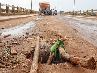 খোলা ম্যানহোল, বেহাল সেতু