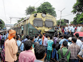 ট্রেন দেরিতে আসায় অবরোধ অন্ডাল স্টেশনে