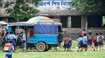 লছিমনে চেপে স্কুলে যাওয়াই রেওয়াজ। বিশ্বজিৎ রাউতের ছবি।