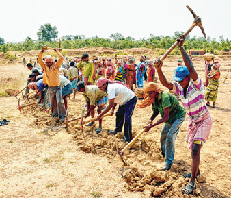 পঞ্চায়েতের কাজে দুর্নীতি রুখতে এ বার নতুন দাওয়াই স্মার্টফোন