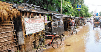 বেআইনি দখলে রাস্তা, নাভিশ্বাস সিউড়ির