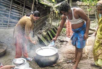 গ্রামে ফেরার পরে। —নিজস্ব চিত্র।
