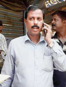 দুই সঙ্গী গ্রেফতার, থানার দরজা ঝাঁকালেন আরাবুল