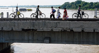 উপচে পড়া জলে ভাসল কজওয়ে