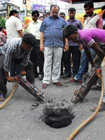 ধস নেমে বিপত্তি শ্যামবাজারে