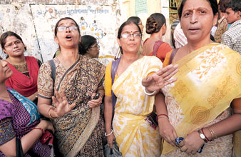 স্কুলে পরীক্ষা চলার মাঝেই শিক্ষিকাদের ঝামেলা, তালা 