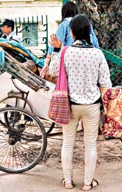 বিশ্বভারতী ছাড়লেন ছাত্রী, সাহায্যের আশ্বাস রাজ্যের