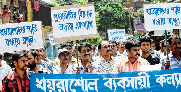 নিরাপত্তা নেই, পথে ব্যবসায়ীরা