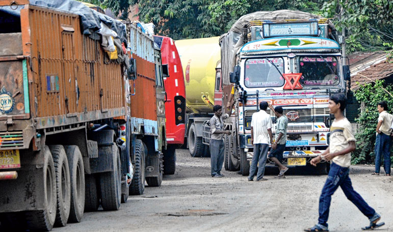 রাস্তায় চাঁদার জুলুম চলছেই, নীরব পুলিশ