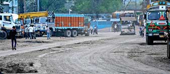 টাকা আদায় কারখানার পথে, অতিষ্ঠ লরি-ট্রাক