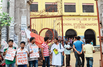 কে ডি কলেজের গেটে এসএফআইয়ের বিক্ষোভ। —নিজস্ব চিত্র।
