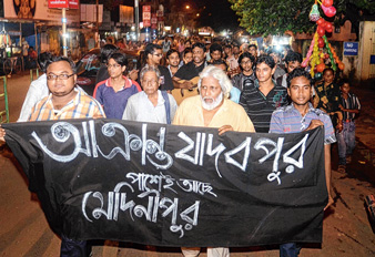 মিছিলে সামিল লেখক, শিল্পী ও ছাত্রছাত্রীরা। নিজস্ব চিত্র।