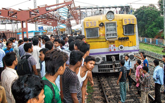 খুঁটির ধাক্কায় মৃত্যু স্টেশনে, অবরোধ