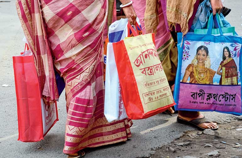 বন্যার স্মৃতি টাটকা, মহালয়া না কাটলে জমে না পুজোর বাজার