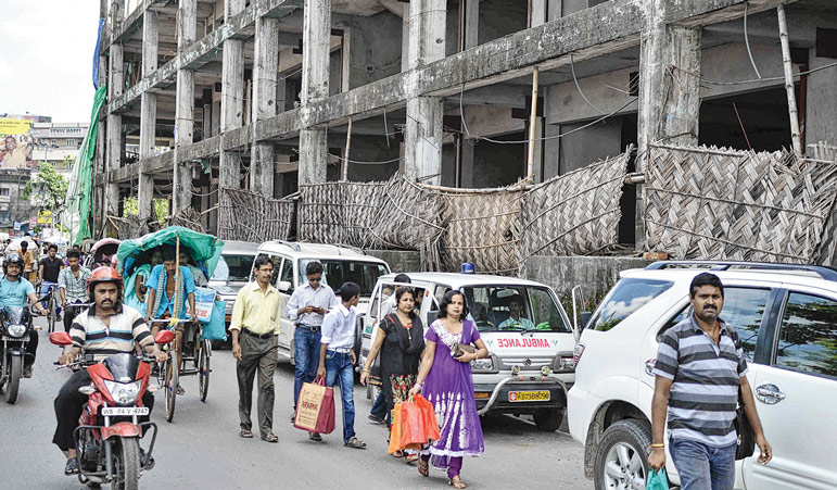 জায়গা না ছেড়েই রাস্তার পাশে ভবন, বিতর্ক