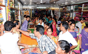 বাজার মাতাচ্ছে পাখি চুড়িদার আর টি শার্ট