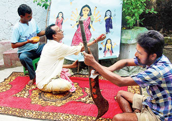 ঘষামাজা। ছবি: সোমনাথ মুস্তাফি