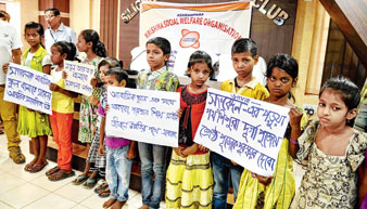 অনাদরের অন্ধকার সরিয়ে উৎসব আলোয় পথশিশুরা