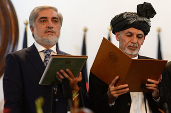 আফগানিস্তানের নতুন প্রেসিডেন্ট হিসেবে শপথ নিলেন আশরাফ গনি (ডান দিকে)। সঙ্গে নতুন চিফ এগ্‌জিকিউটিভ আবদুল্লা আবদুল্লা। ছবি: এএফপি।