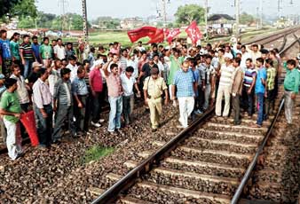 উড়ালপুলের দাবিতে রেল অবরোধ