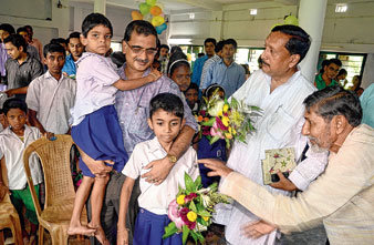 শিক্ষক দিবসে নাচ-গান, রক্তদানও