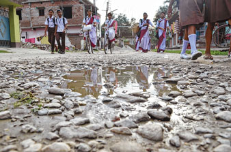 হায়দরপাড়ায় পিচ উঠে রাস্তা বেহাল, নাজেহাল বাসিন্দারা