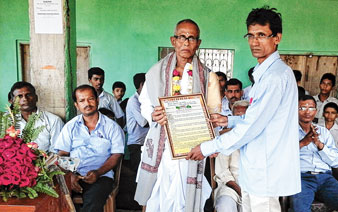 অবসরের দিন লক্ষ টাকা দান স্কুলের শিক্ষাকর্মী কেদারচন্দ্রের