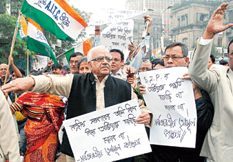 মাটি পেতে অর্ডিন্যান্সের বিরোধিতায় তিন মাথা এক