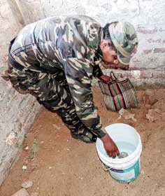 দোরগোড়ায় ভোট, বোমা উদ্ধার কলেজে